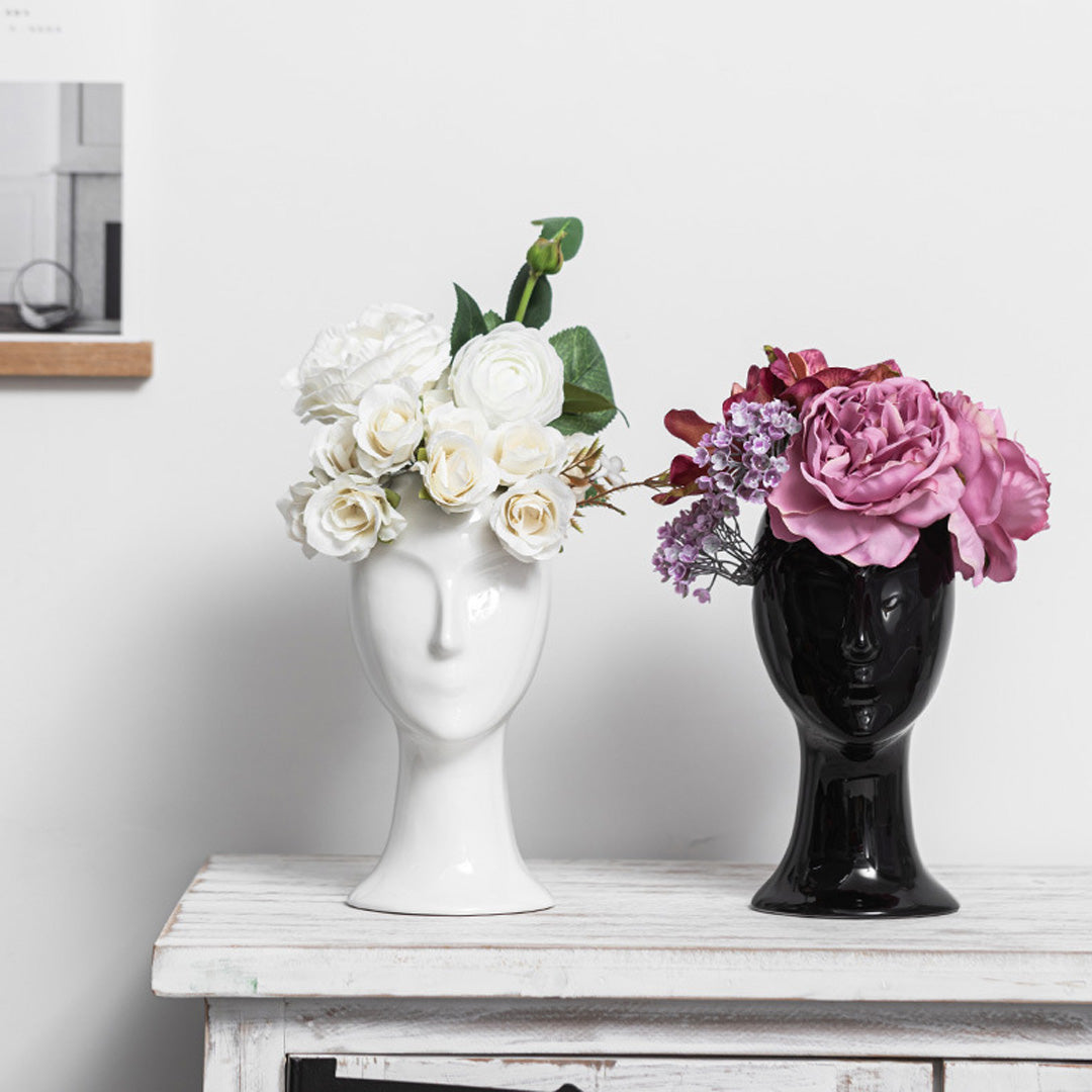 Vase aus Keramik mit menschlichem Gesicht