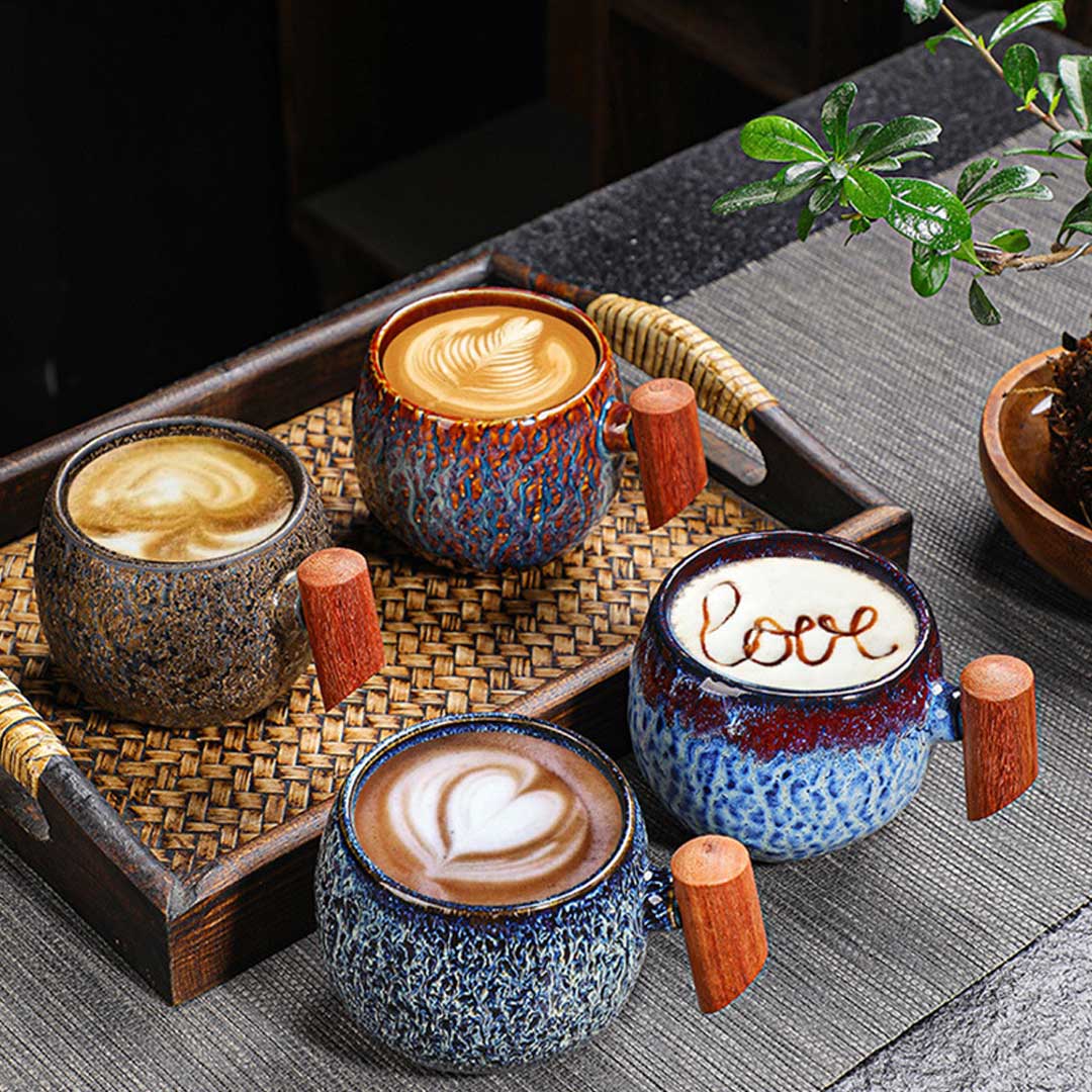Tazza in ceramica con manico in legno
