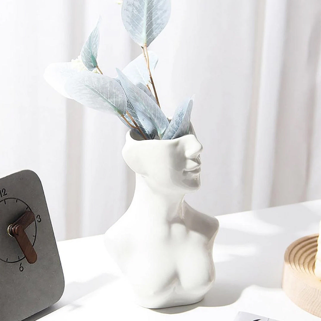 Vase aus Keramik mit menschlichem Gesicht