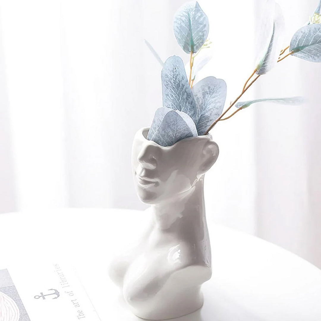 Vase aus Keramik mit menschlichem Gesicht