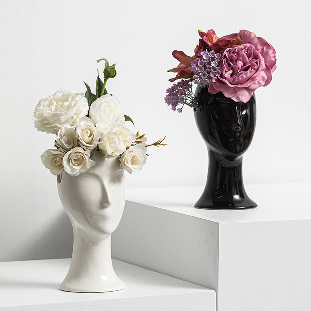 Vase aus Keramik mit menschlichem Gesicht