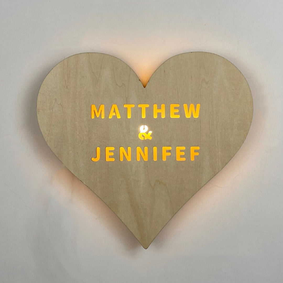 Luce a forma di cuore in legno personalizzata