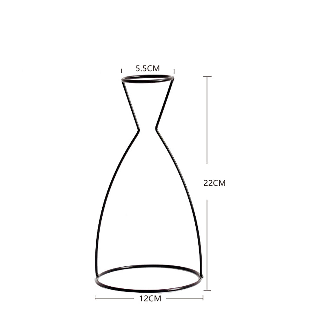 Vase aus Metall mit schwarzer Silhouette und Umriss