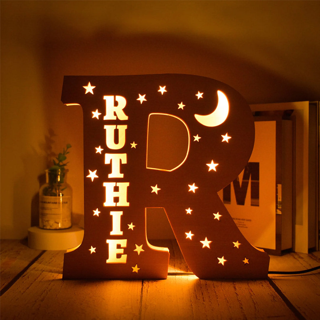 Lampada da lettera in legno con stelle lunari personalizzata