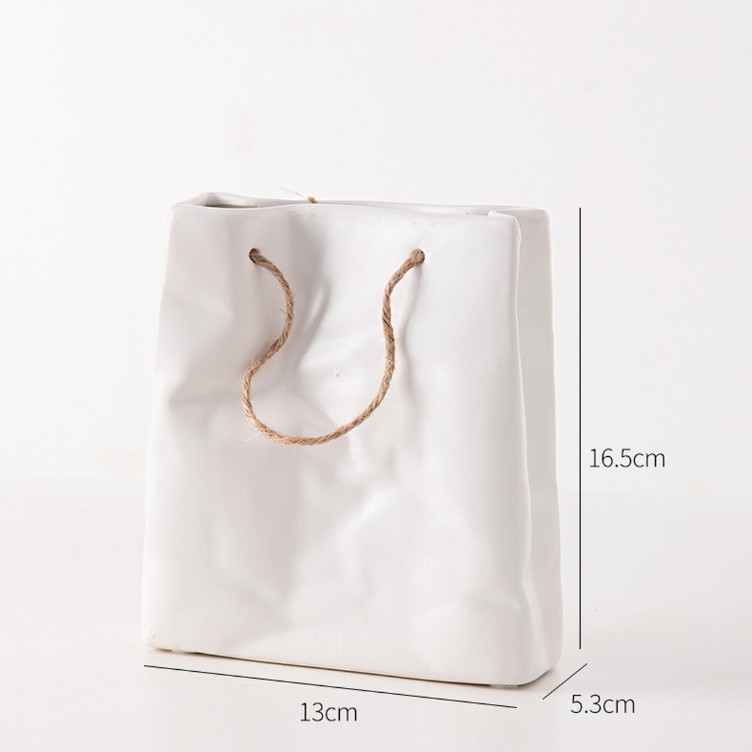Florero de cerámica con bolsa de papel