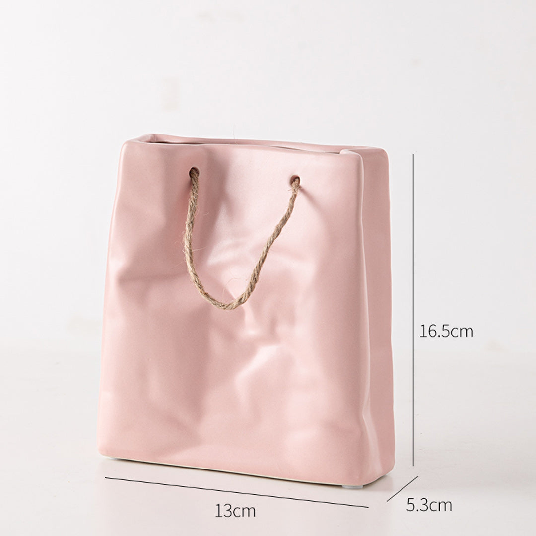 Florero de cerámica con bolsa de papel