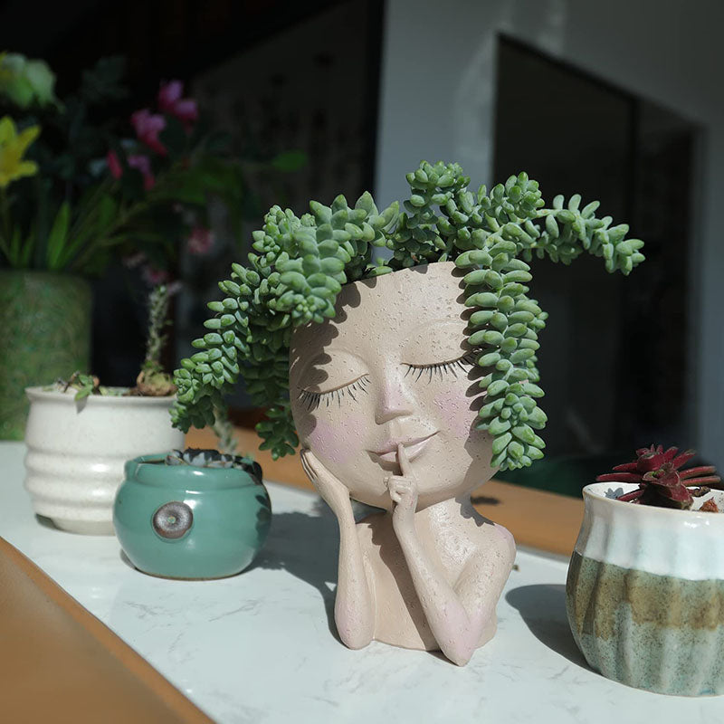 Pots de jardinière visage yeux fermés