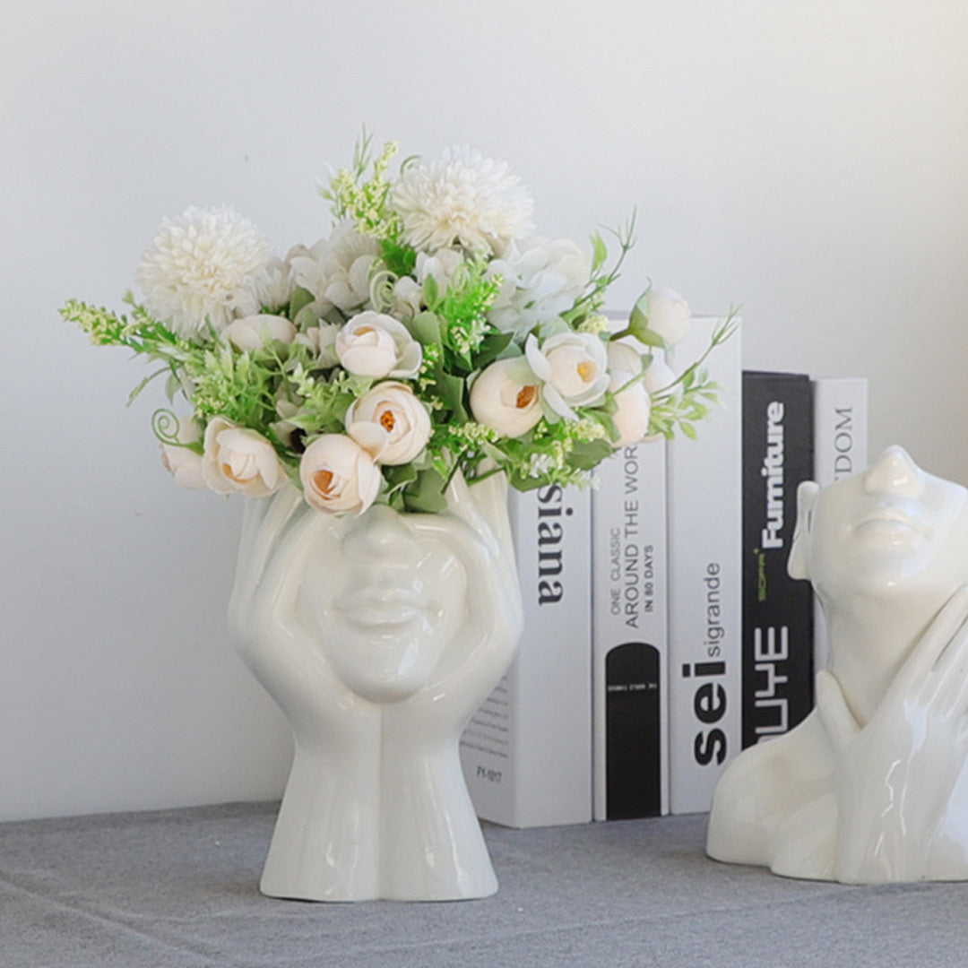Vase aus Keramik mit menschlichem Gesicht