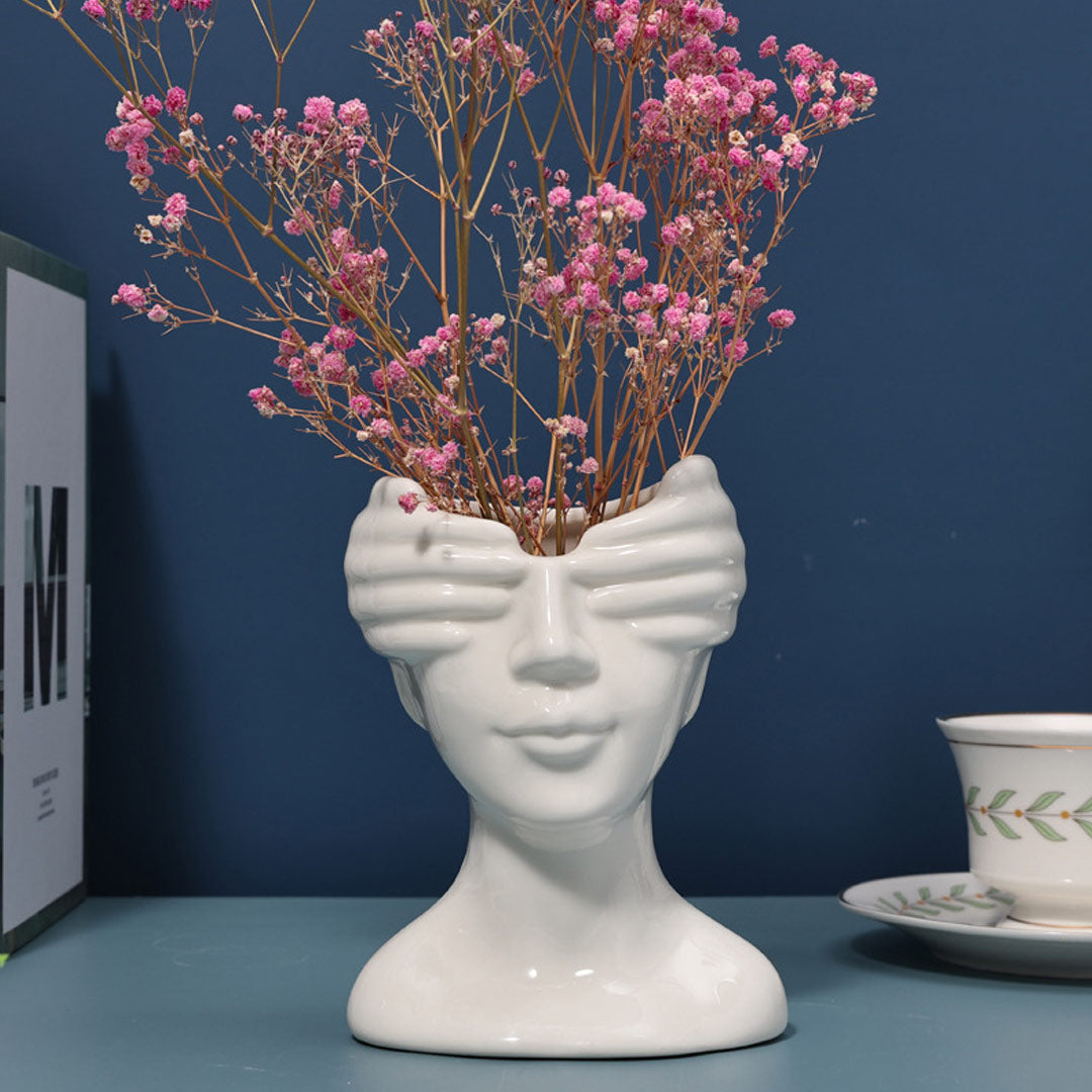 Vase aus Keramik mit menschlichem Gesicht