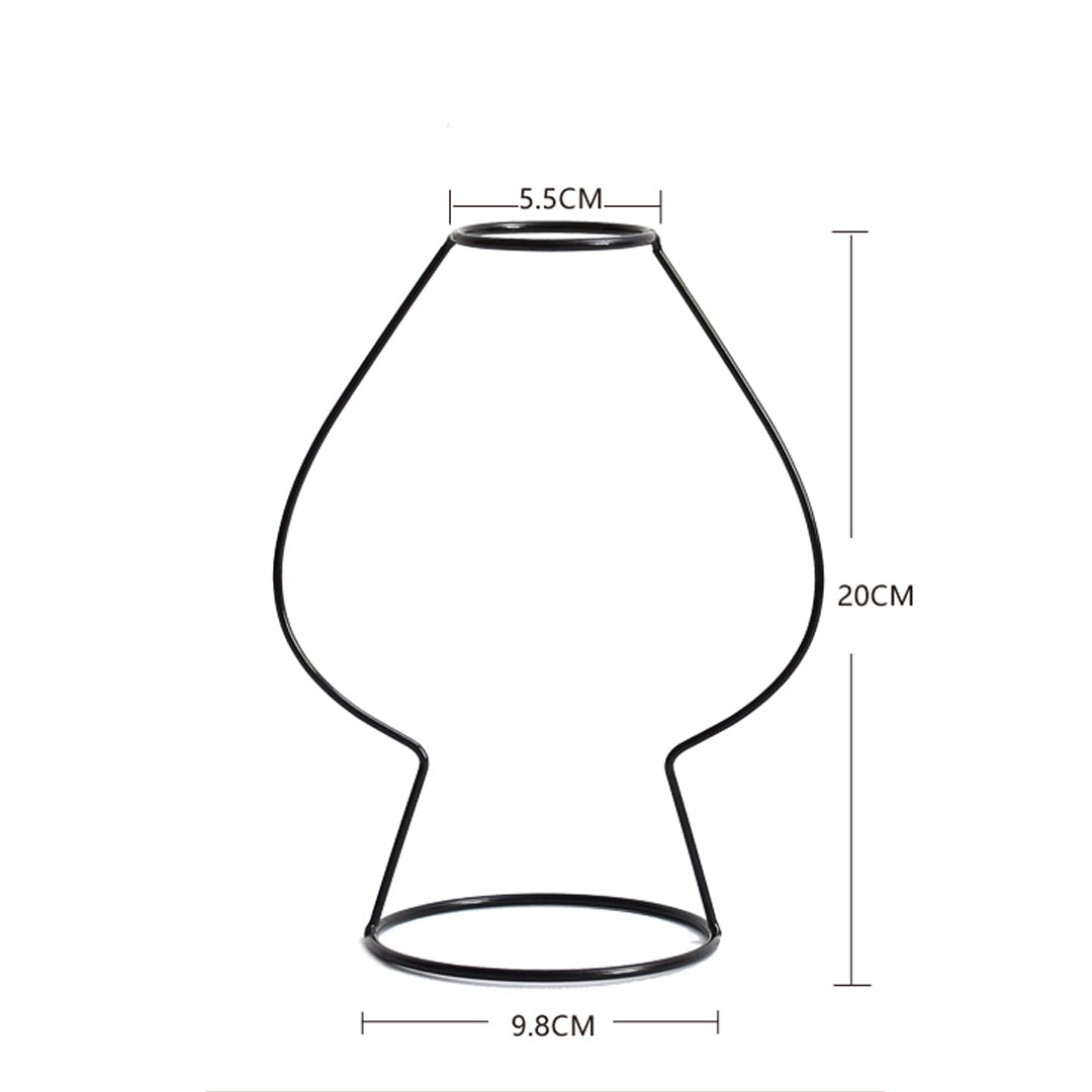 Vase aus Metall mit schwarzer Silhouette und Umriss