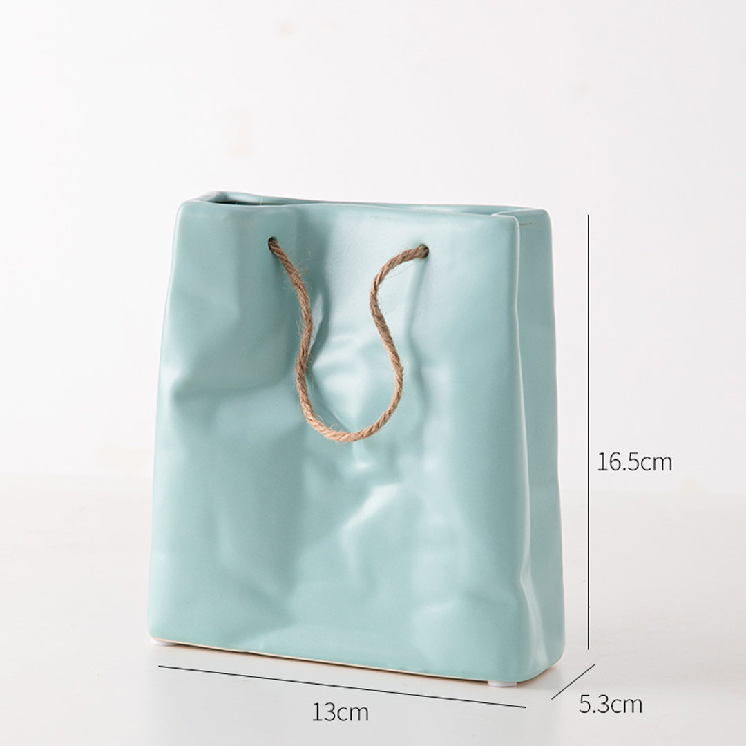 Florero de cerámica con bolsa de papel