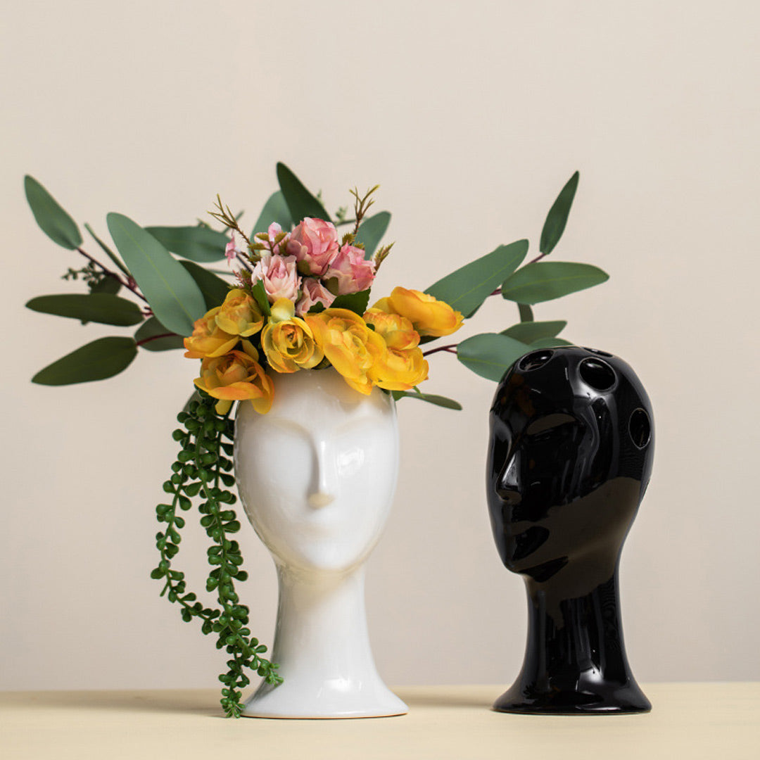 Vase aus Keramik mit menschlichem Gesicht
