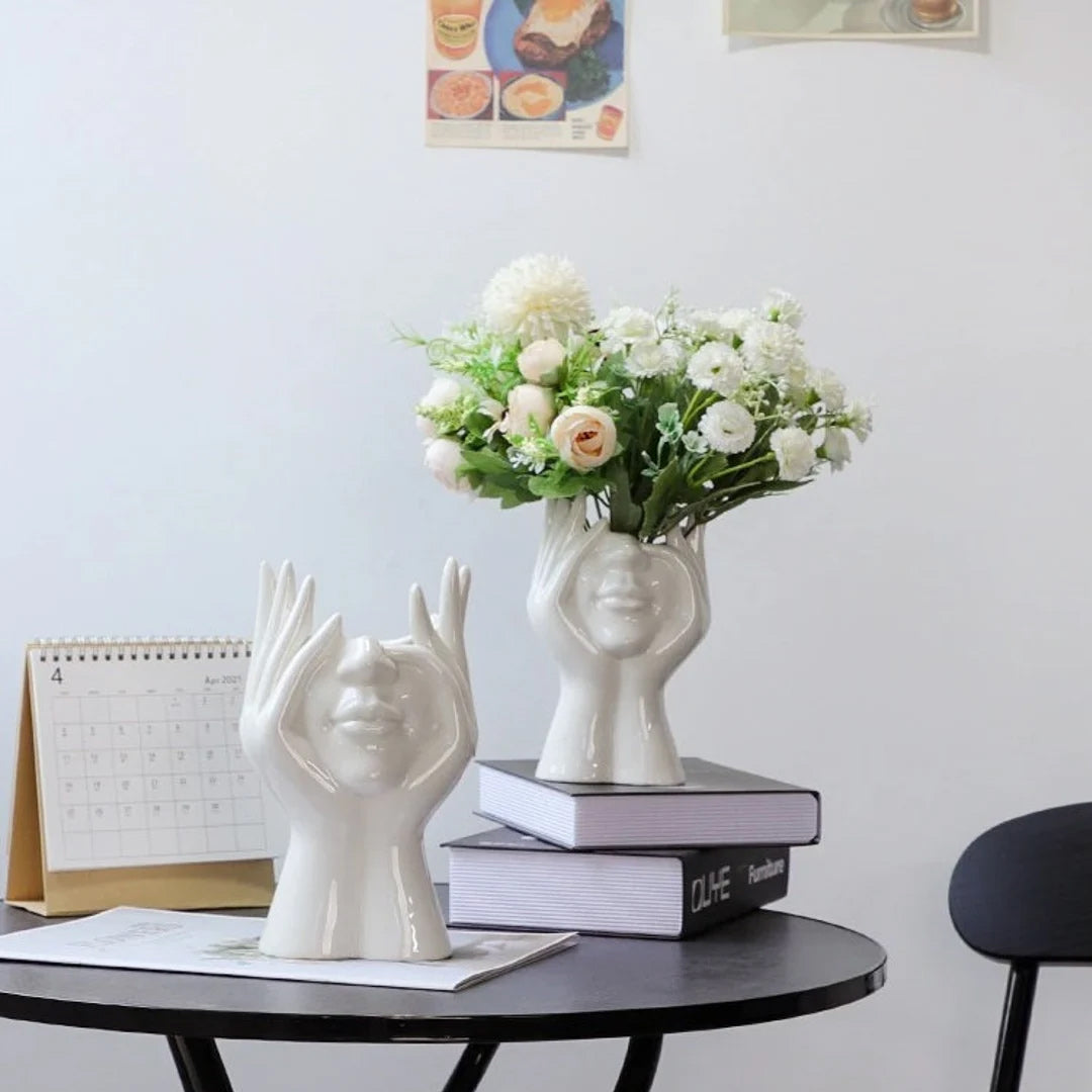 Vase aus Keramik mit menschlichem Gesicht