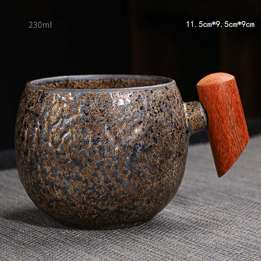 Tazza in ceramica con manico in legno