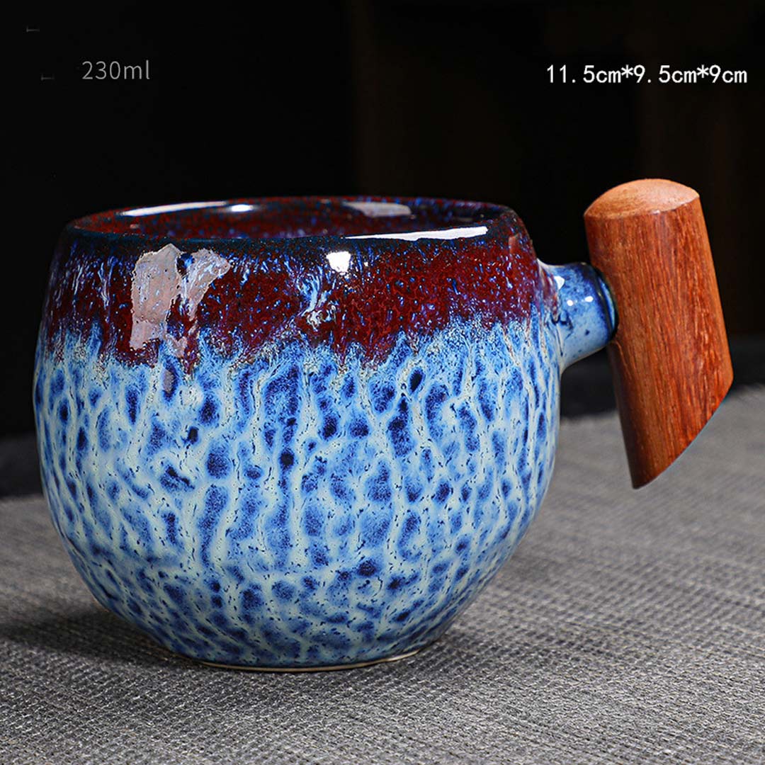 Tazza in ceramica con manico in legno