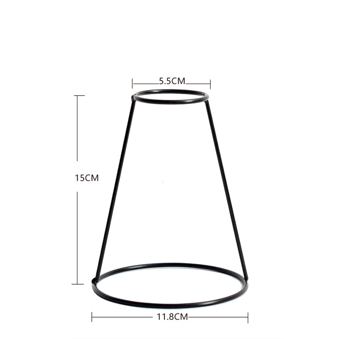 Vaso in metallo nero sagoma contorno stile