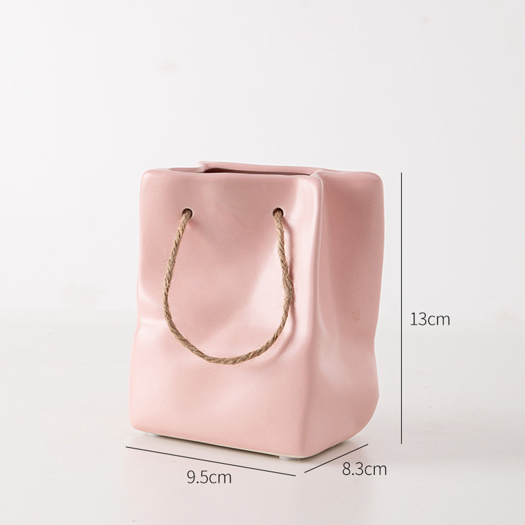 Florero de cerámica con bolsa de papel