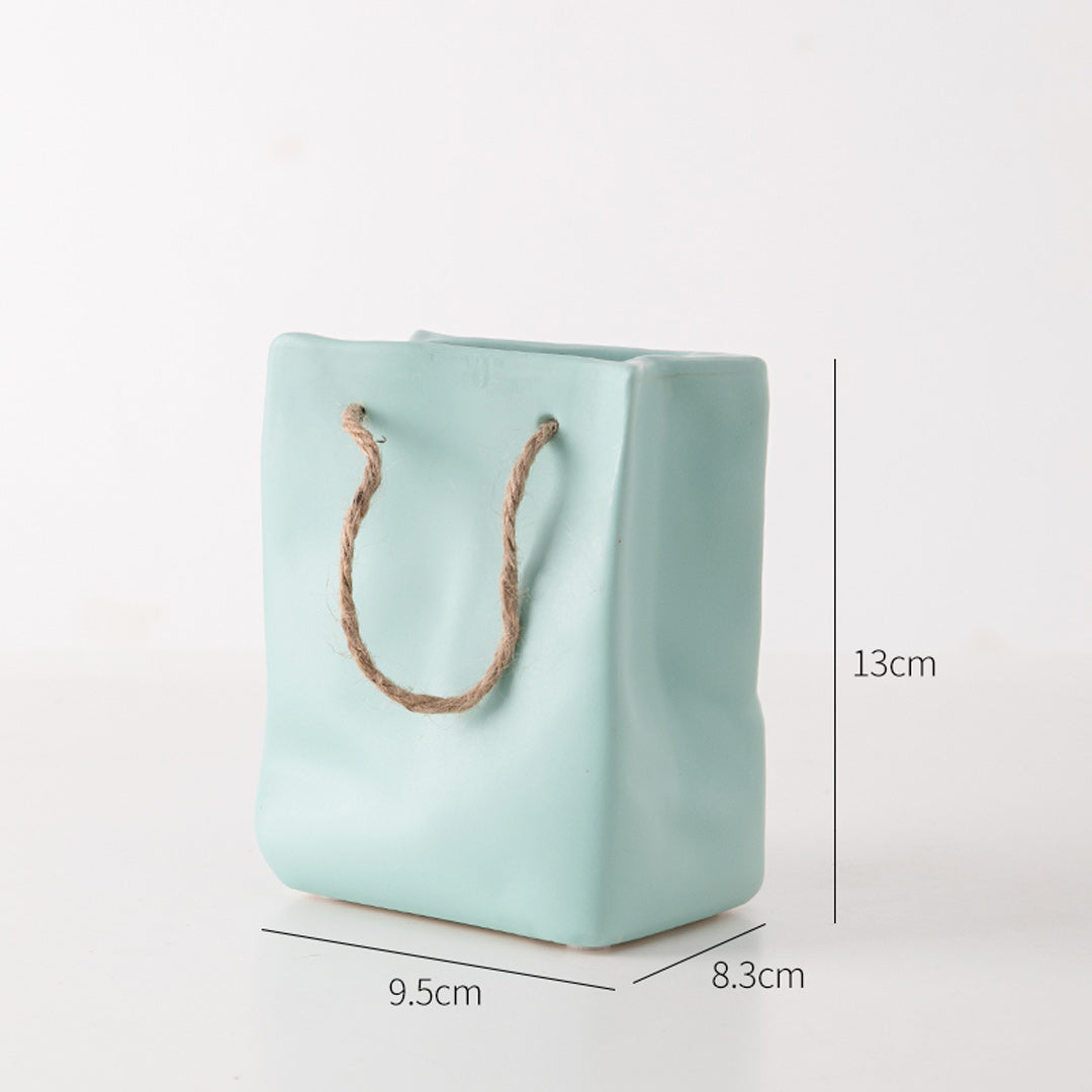 Florero de cerámica con bolsa de papel