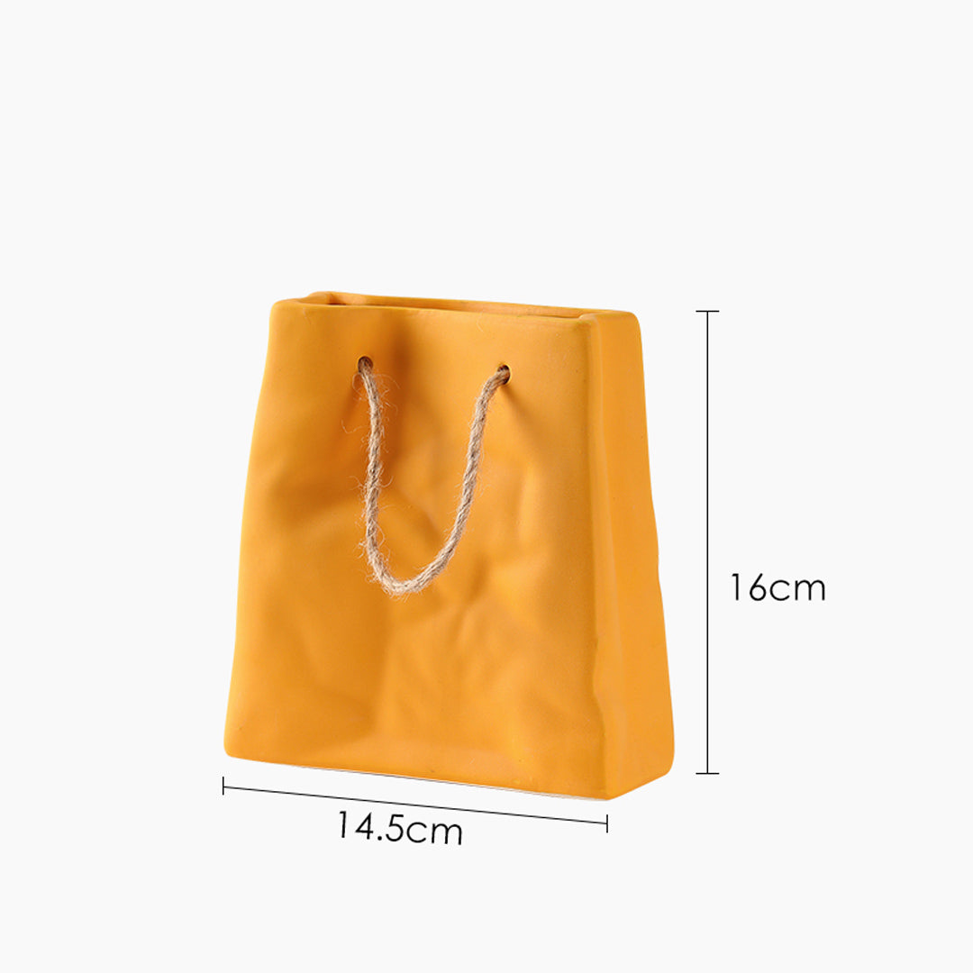 Florero de cerámica con bolsa de papel