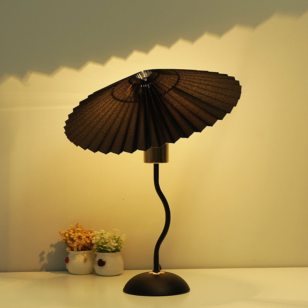 Lampada da tavolo plissettata a ombrello