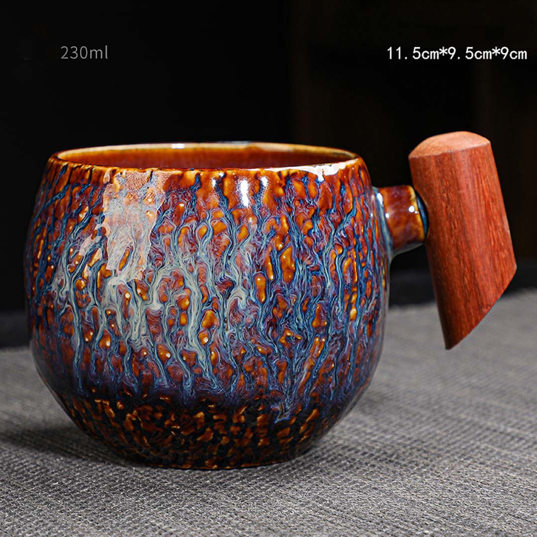 Tazza in ceramica con manico in legno