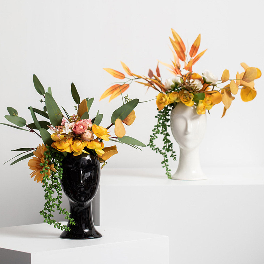 Vase aus Keramik mit menschlichem Gesicht