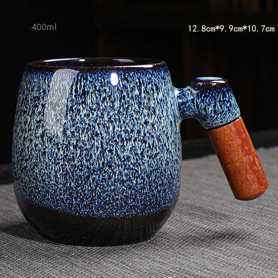 Tazza in ceramica con manico in legno