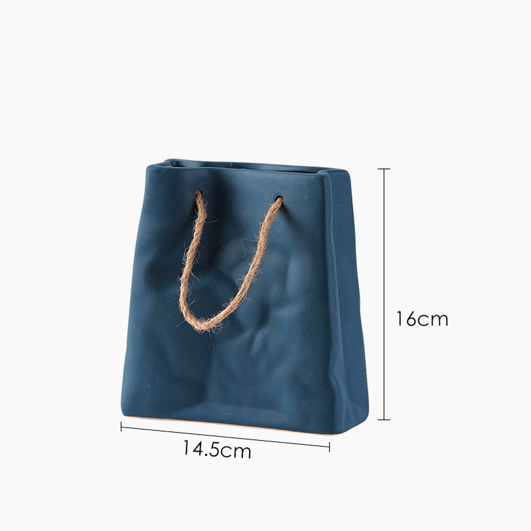 Florero de cerámica con bolsa de papel