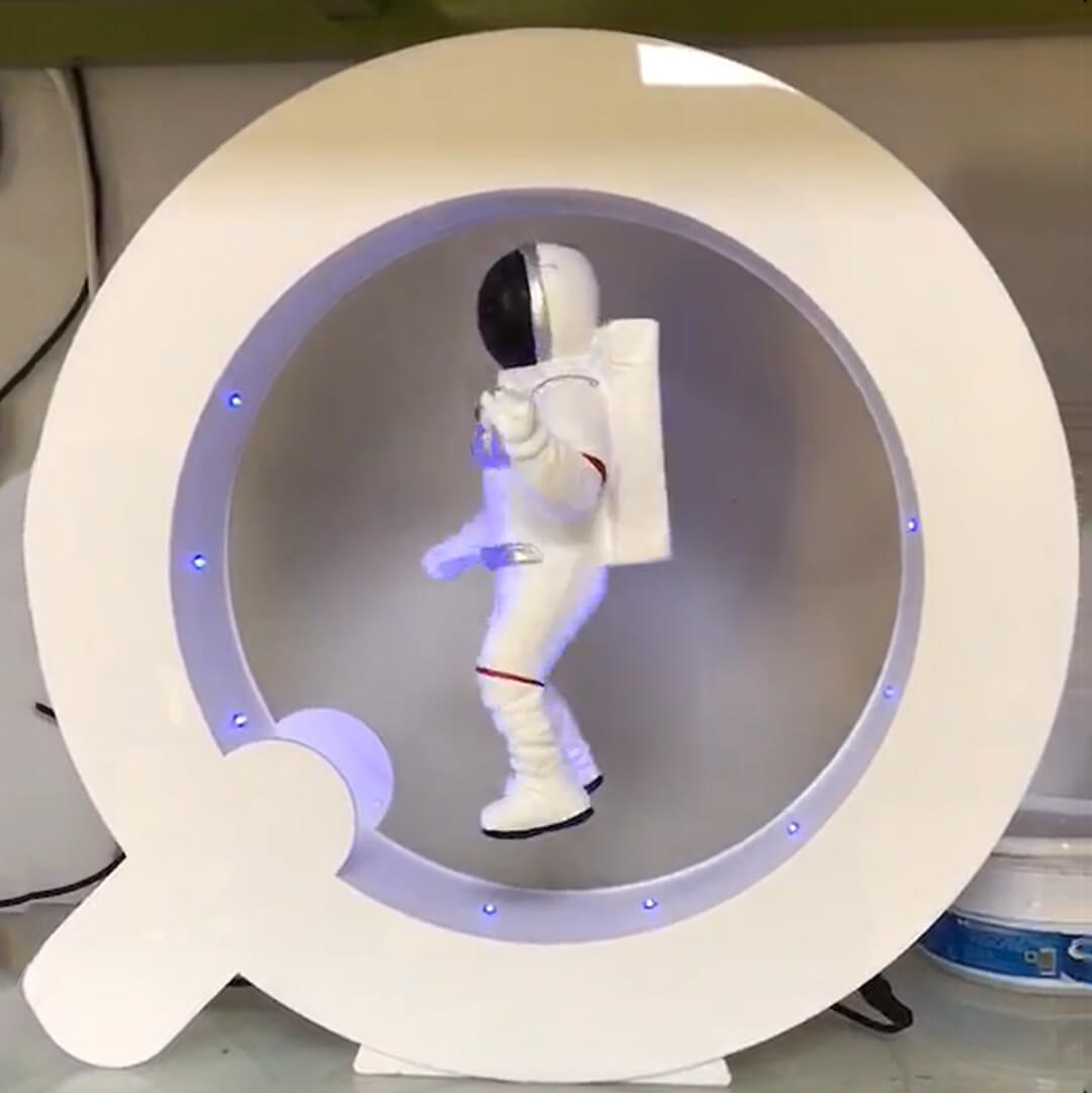 Lampada ad anello astronauta a levitazione magnetica