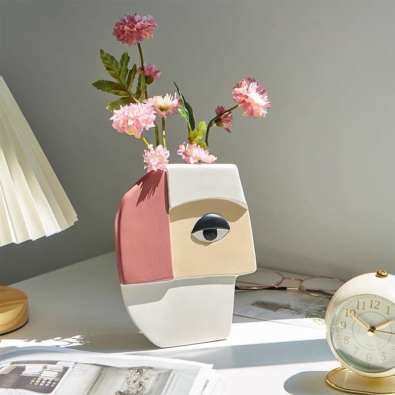 Vase visage humain abstrait