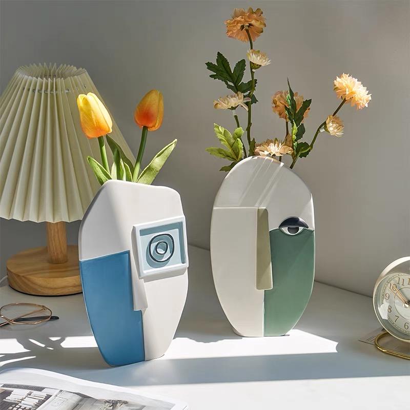 Vase visage humain abstrait