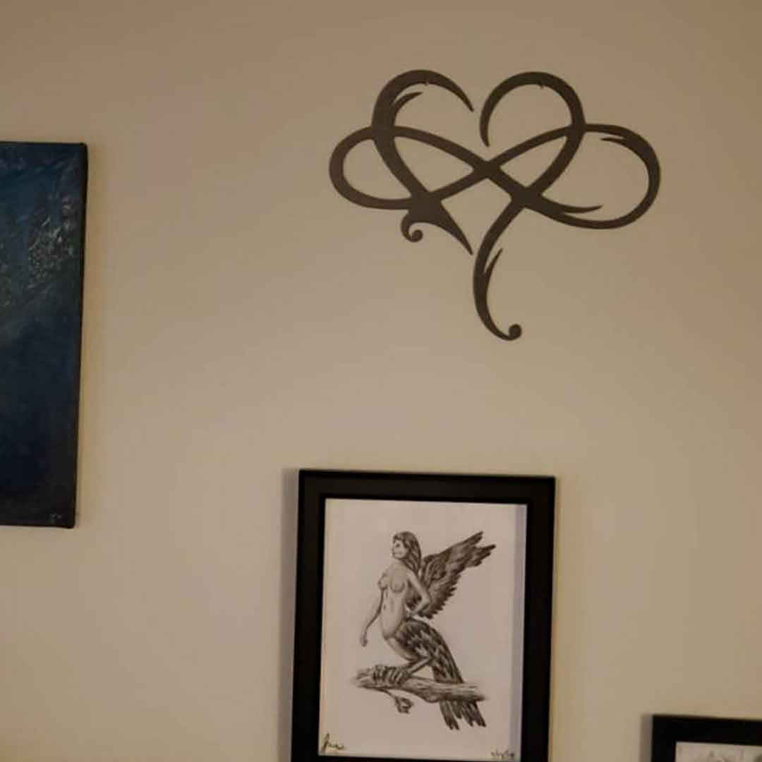 Decoración de pared de acero con corazón infinito