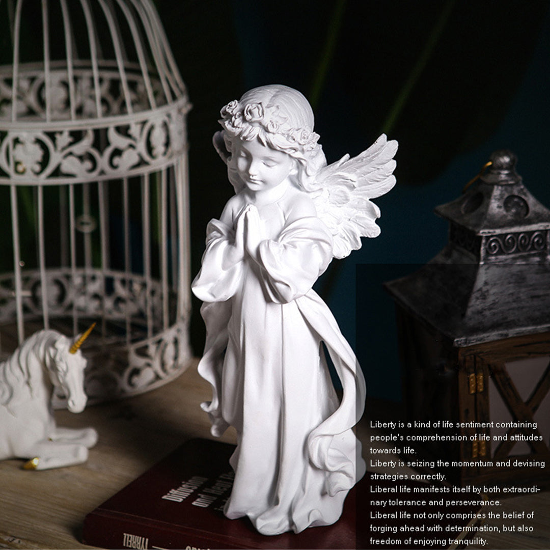 Estatua del ángel rezando