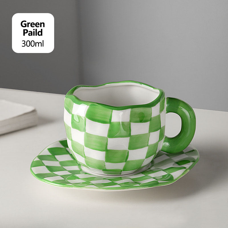 Lindas tazas y tazas de té con flores pintadas