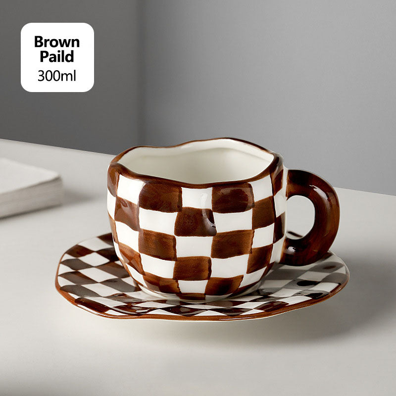 Lindas tazas y tazas de té con flores pintadas