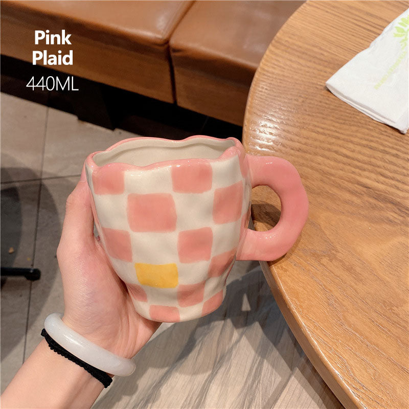 Lindas tazas y tazas de té con flores pintadas