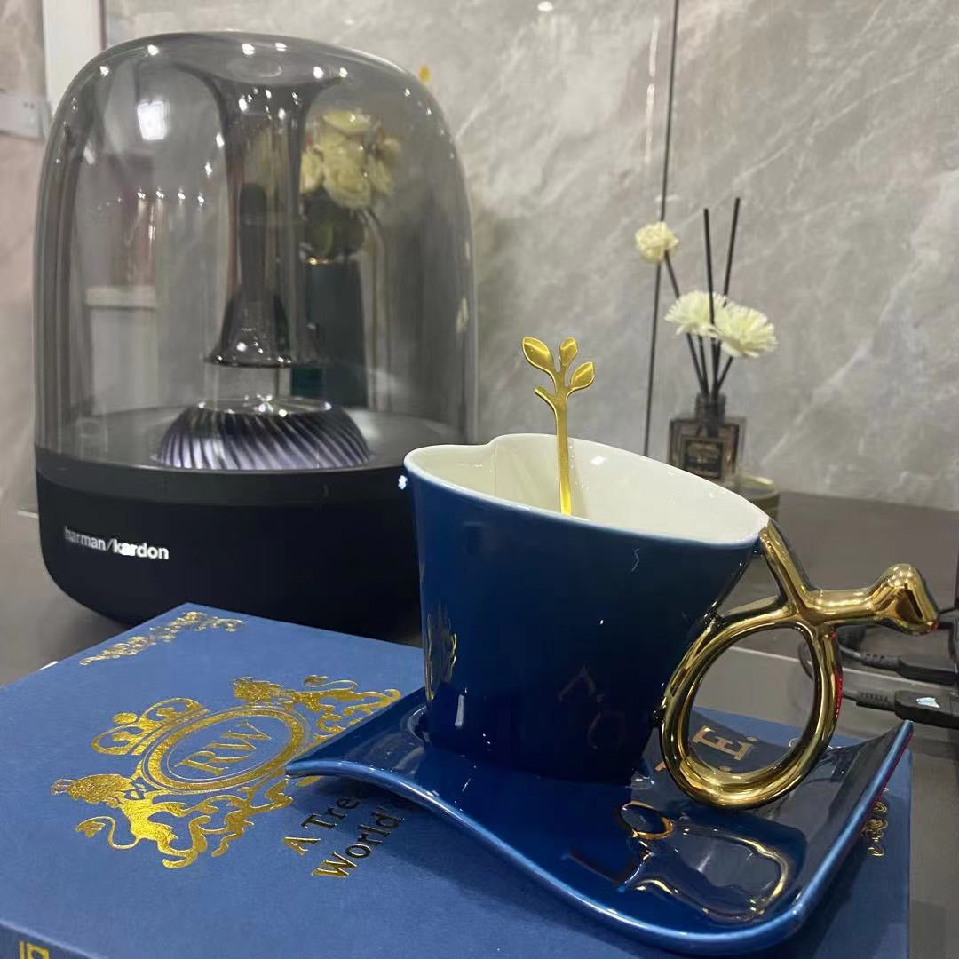 Juego de tazas de cerámica en forma de corazón