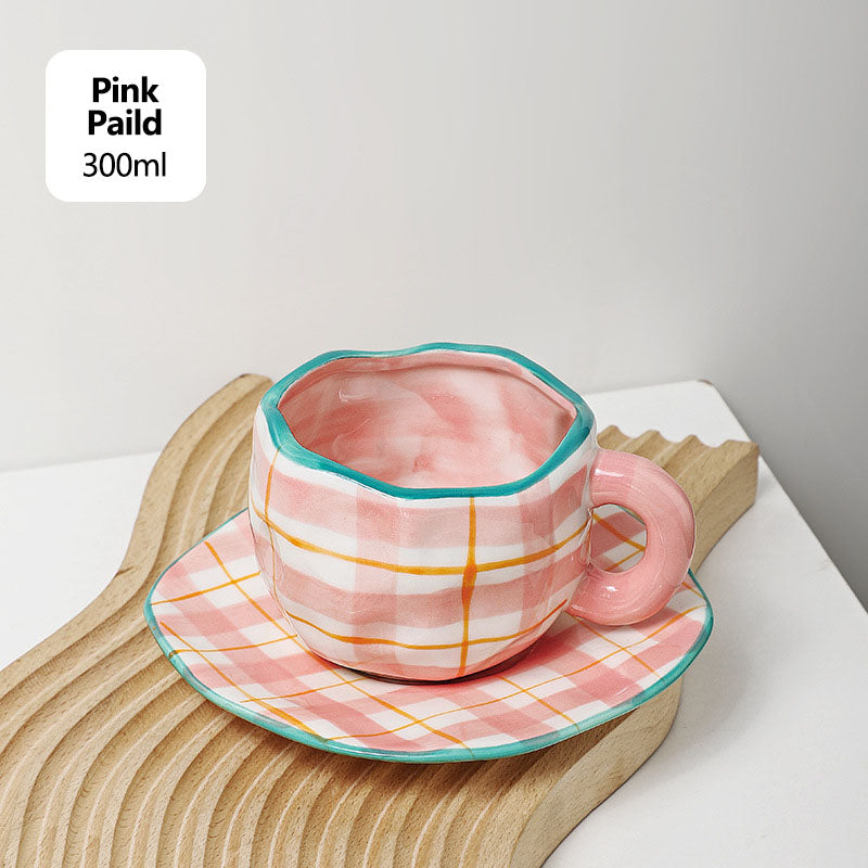 Lindas tazas y tazas de té con flores pintadas