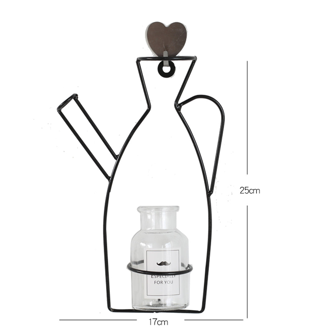 Vase aus Metall mit schwarzer Silhouette und Umriss