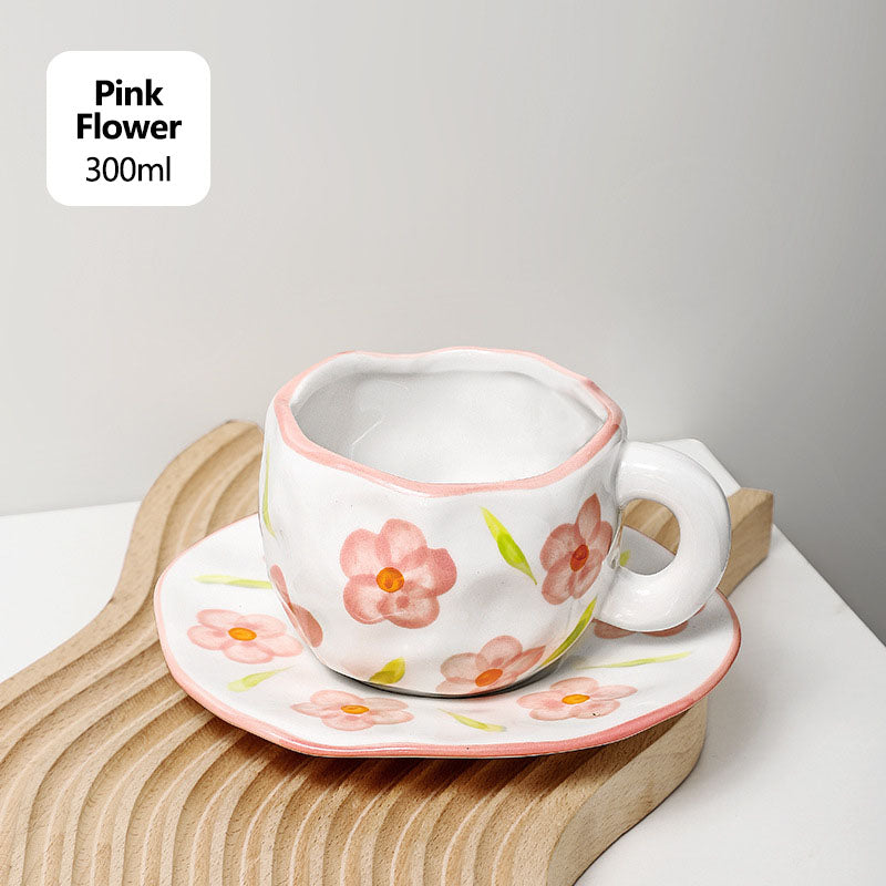 Lindas tazas y tazas de té con flores pintadas