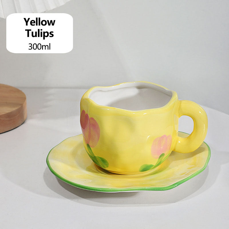 Lindas tazas y tazas de té con flores pintadas