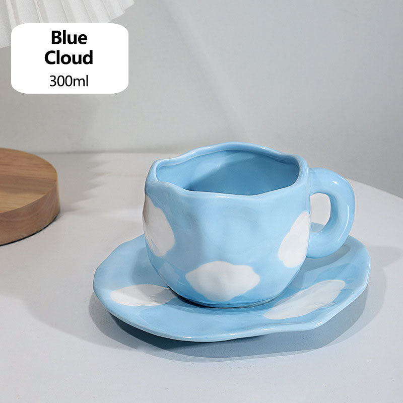 Lindas tazas y tazas de té con flores pintadas