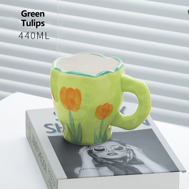 Lindas tazas y tazas de té con flores pintadas