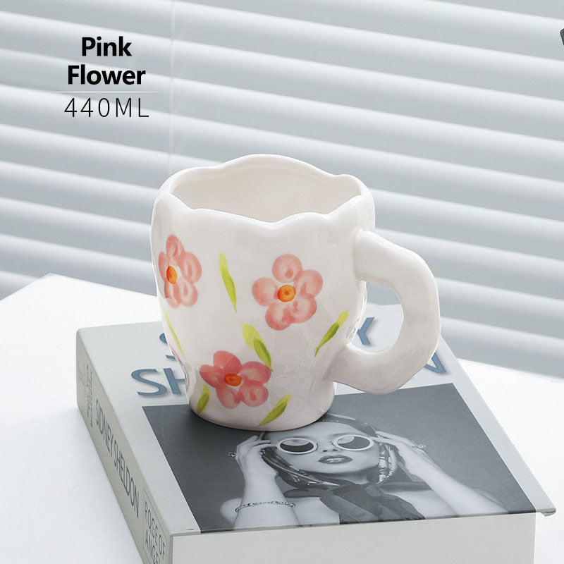 Lindas tazas y tazas de té con flores pintadas