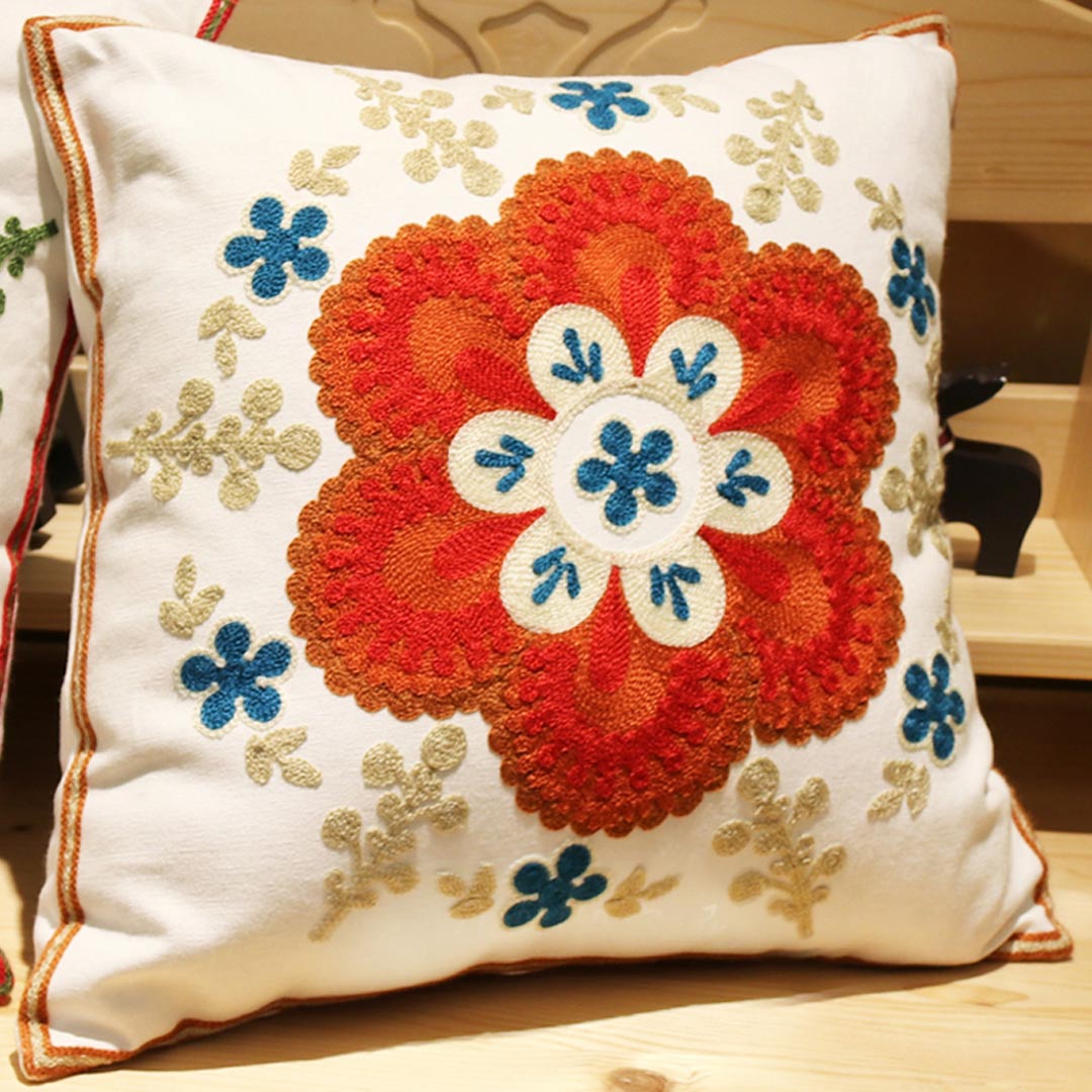 Housses de coussin brodées