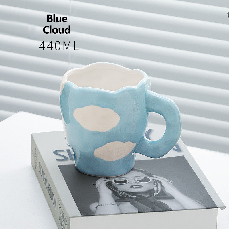 Lindas tazas y tazas de té con flores pintadas