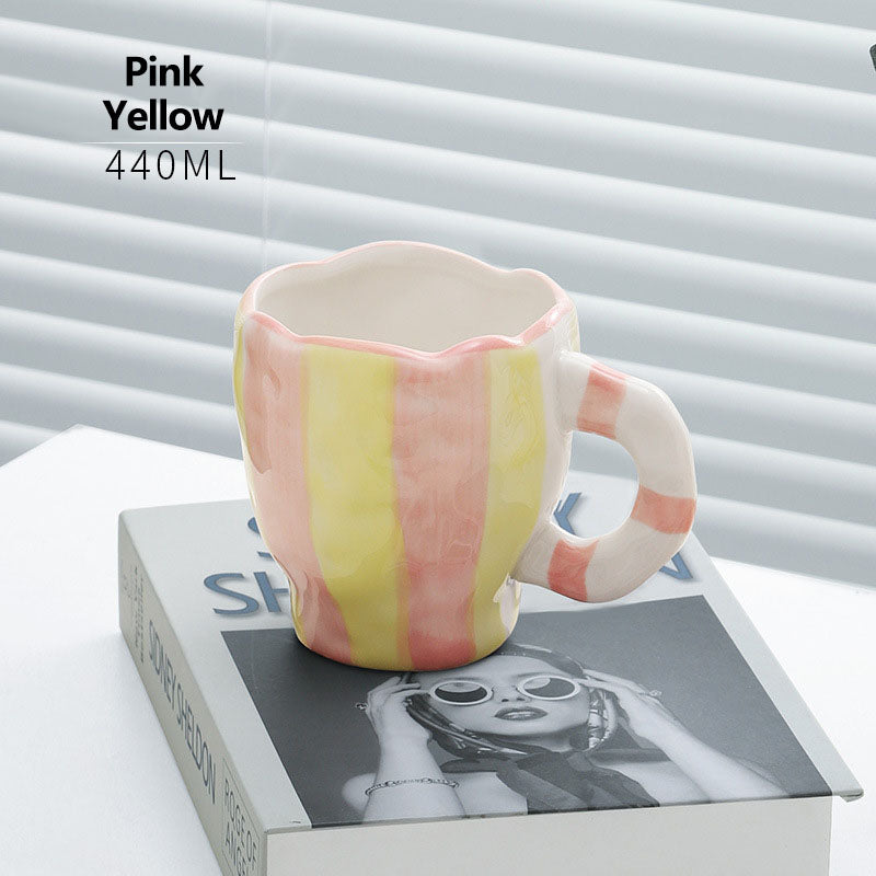 Lindas tazas y tazas de té con flores pintadas