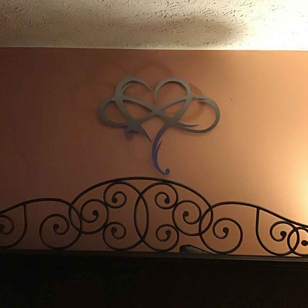 Decoración de pared de acero con corazón infinito