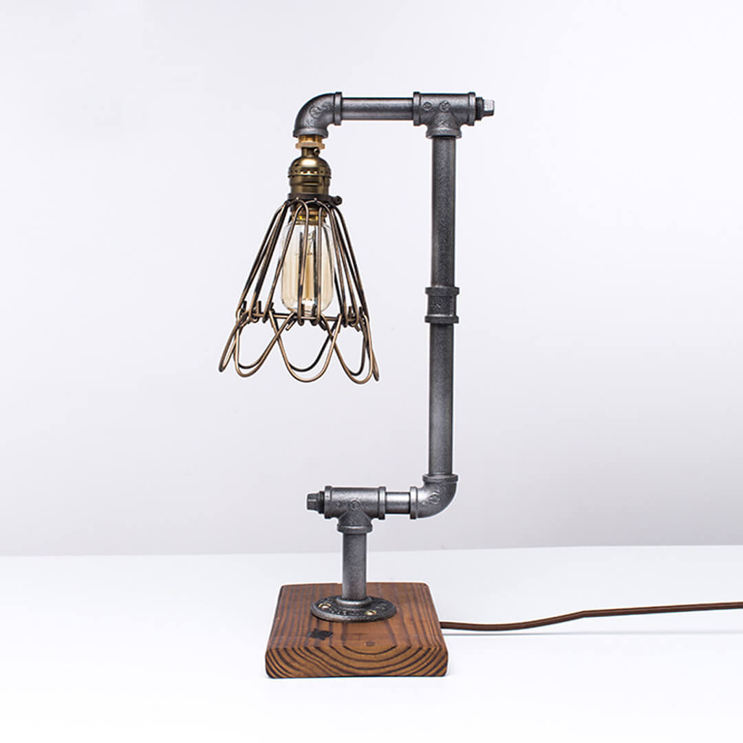 Retro-Lampe mit Wasserrohr im Industriestil