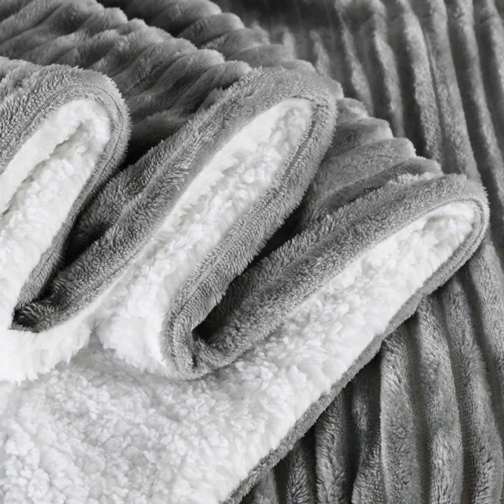 Gestreifte Sherpa-Fleece-Decke